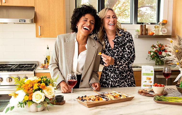 how to be a good friend friends laughing in kitchen