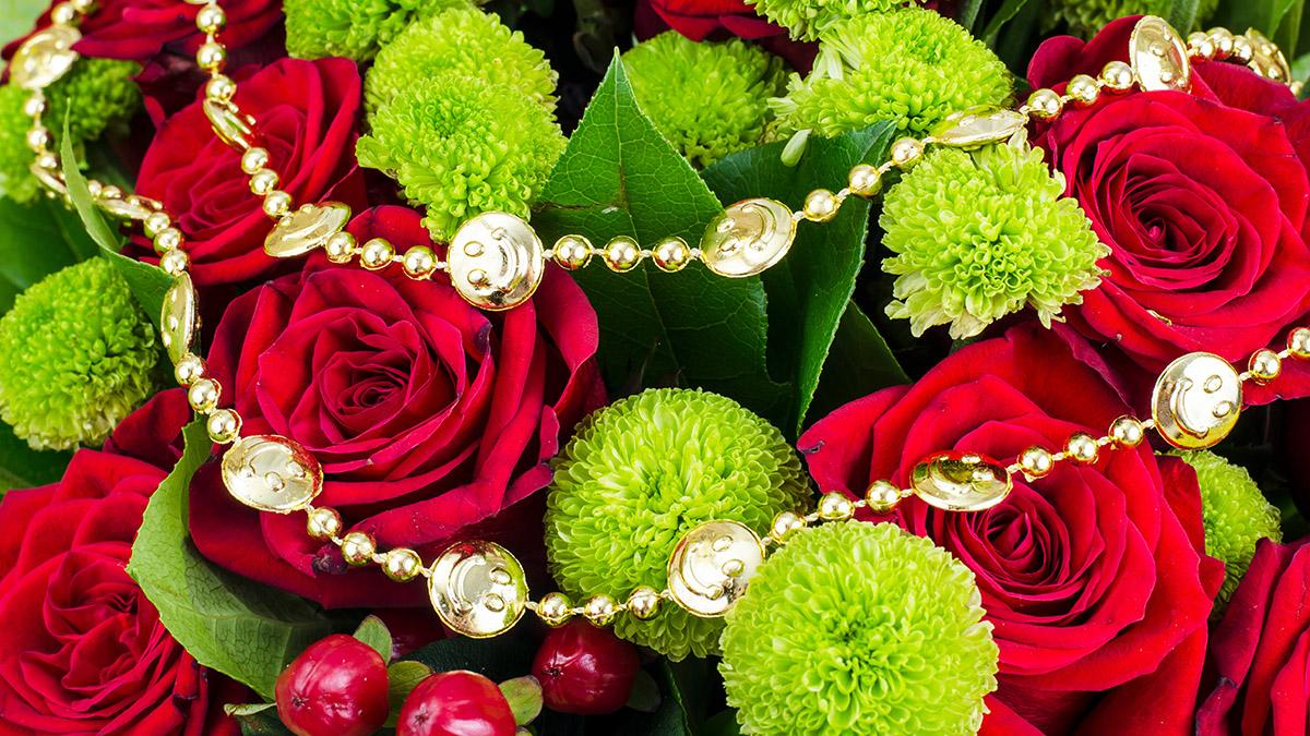 mardi decoration ideas with roses and beads