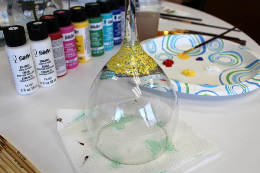 Painting sunflower on wine glass