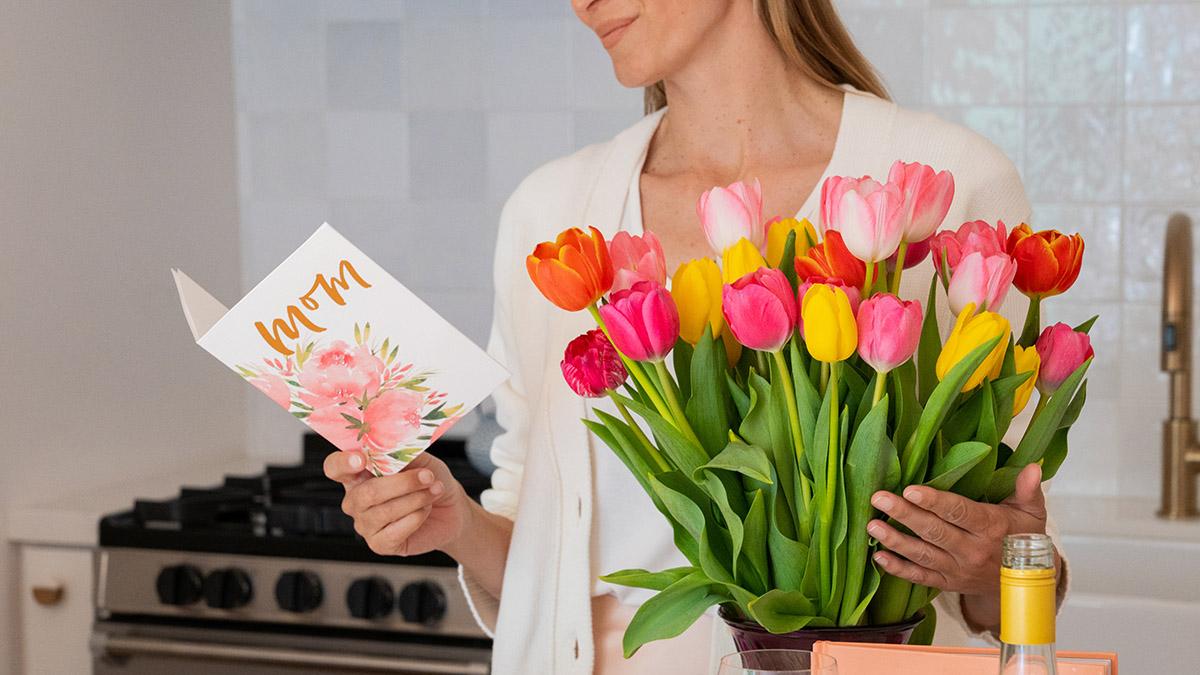 Article Cards Featured Image happy birthday mom quotes mom reading card with tulips