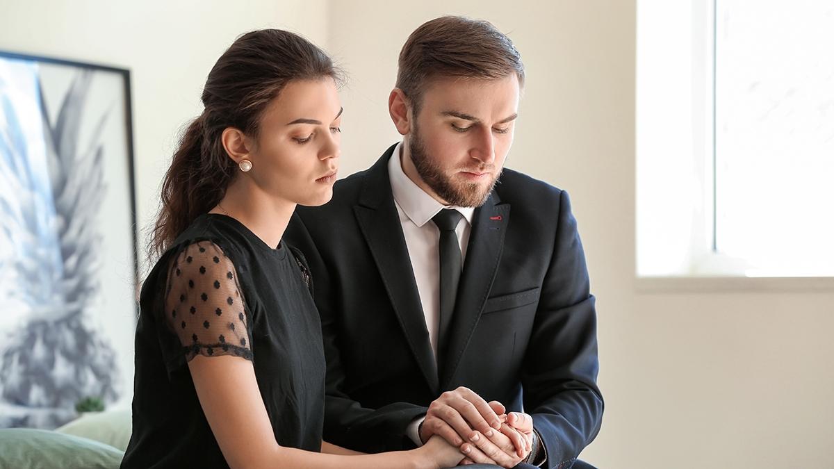 Article Cards Featured Image Couple mourning at funeral