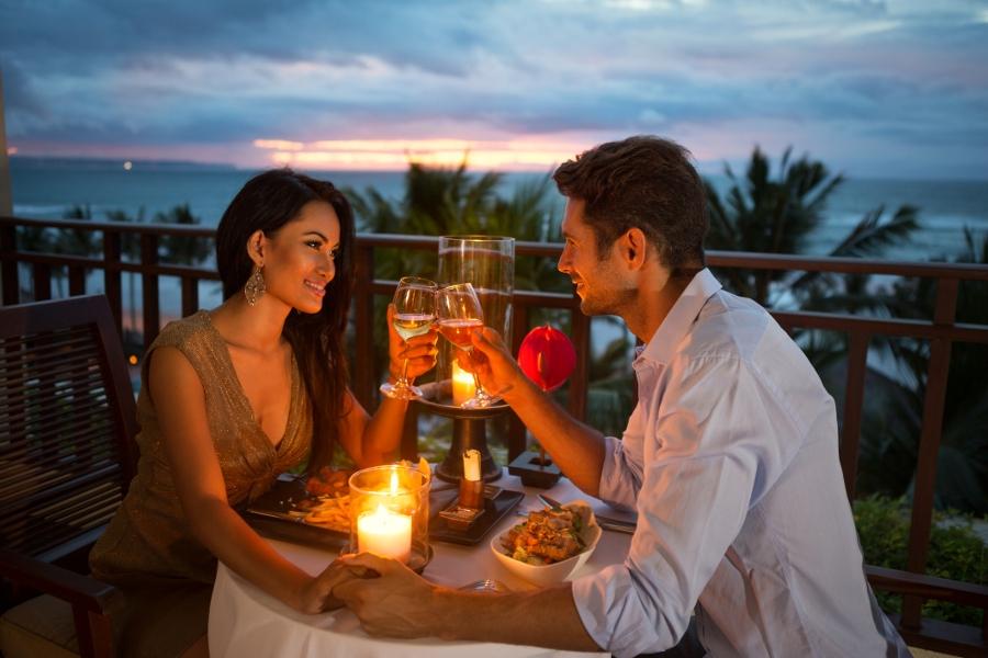 Article Cards Featured Image young couple enjoying a romantic dinner by candlelight, outdoor