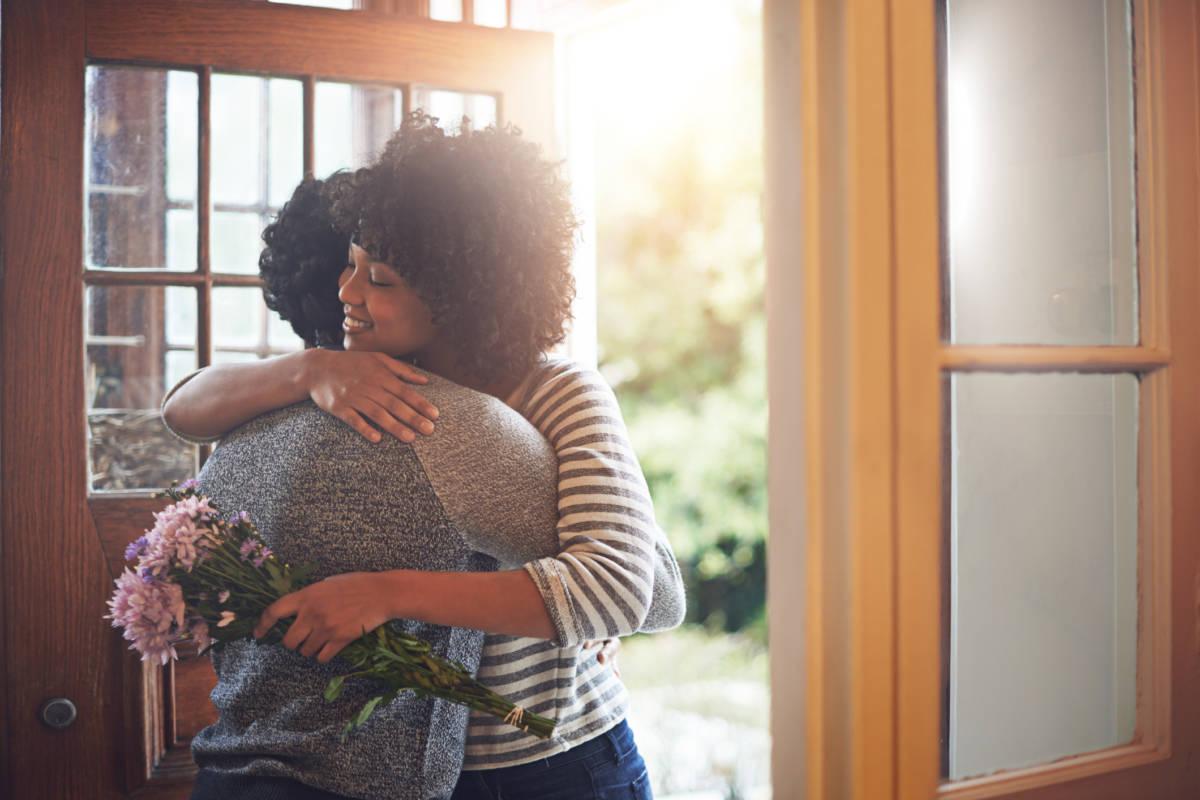 Article Cards Featured Image A young woman hugging her husband after receiving flowers from himhttp://.../DATA/i collage/pu/shoots/