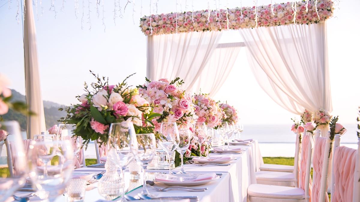 Article Cards Featured Image Table setting at a luxury wedding and Beautiful flowers on the table.