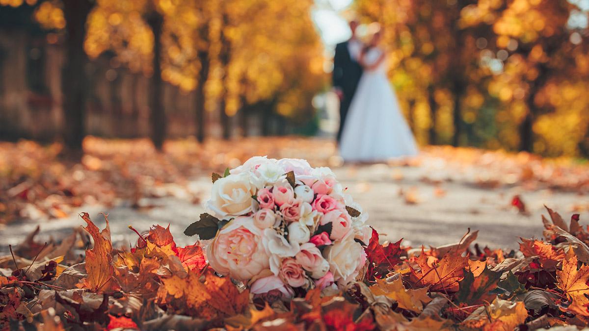 Article Cards Featured Image Wedding bouquet and wedding couple in orange park