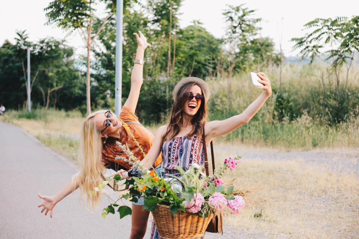 Article Cards Featured Image Two girls taking selfie on a beautiful day