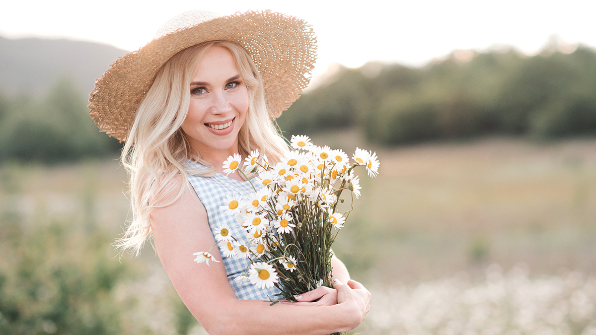 virgo gifts with women holding bouquet of daisies