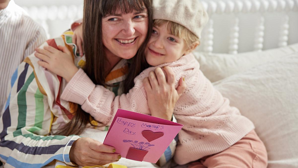 mothers day card message ideas hugging daughter